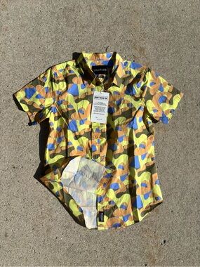 Wildfang The Essential Short Sleeve Button-Up Shirt | Size XS | Abstract Camo